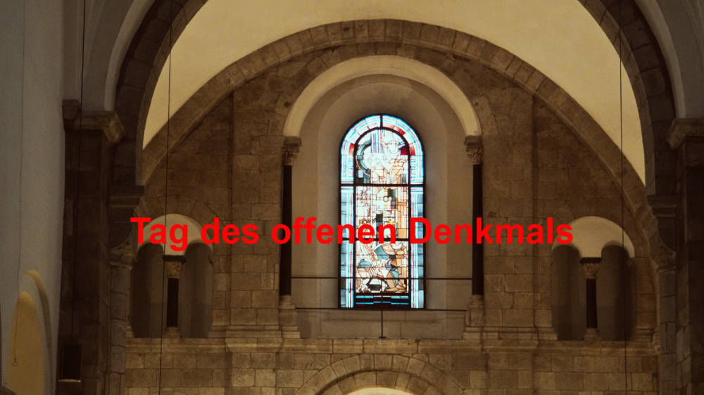 Kirchenfenster mit Text