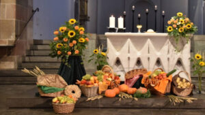 Altar mit Erntedankgaben