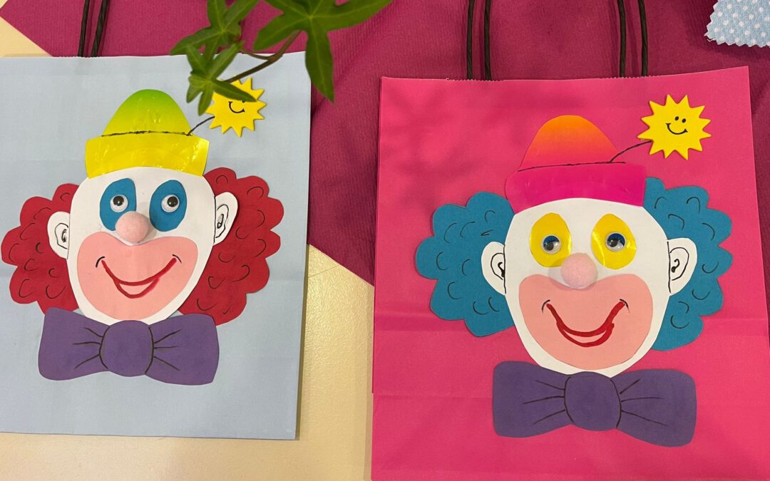 Papiertüten mit Clown Gesichtern