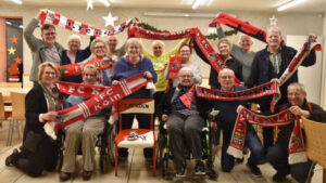 Chormitglieder halten halten 1. FC Köln Schals hoch