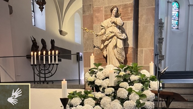 Marienfigur mit Hortensien