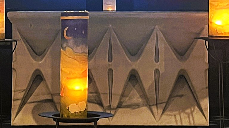 Altar mit Laterne davor